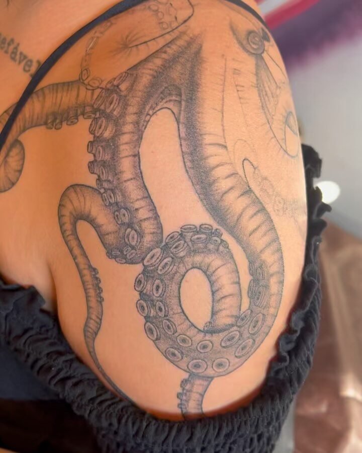 Instagram post from paulinha.tattoo_. This post is in position 1.