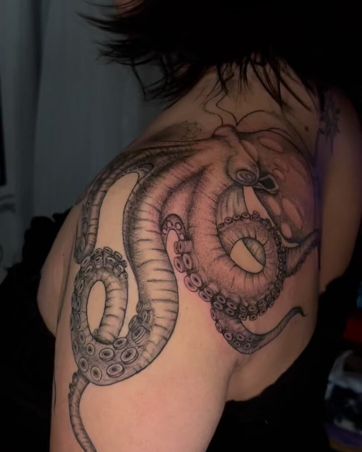 Instagram post from paulinha.tattoo_. This post is in position 4.