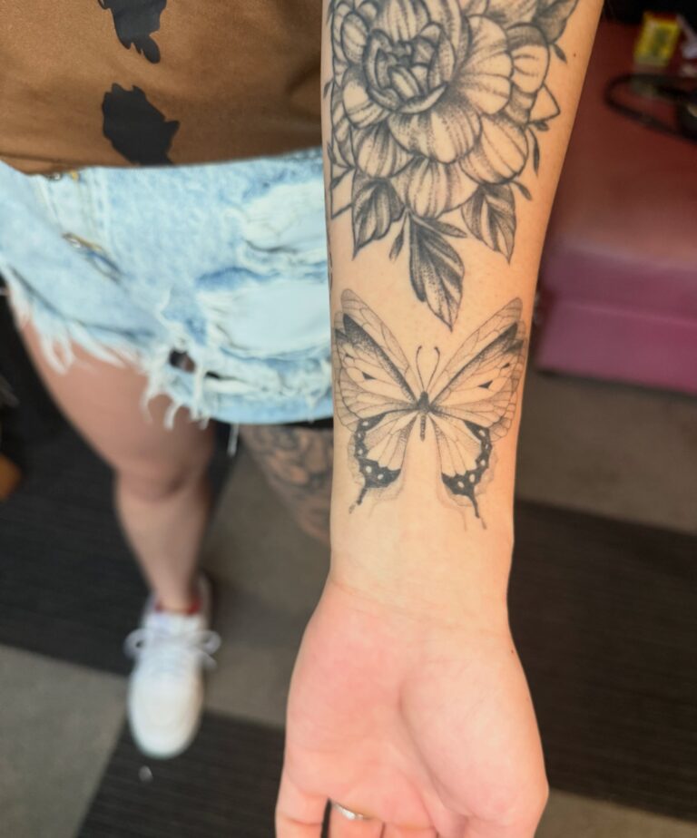 Instagram post from paulinha.tattoo_. This post is in position 6.